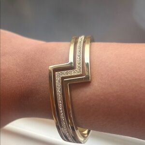 Elegant Gold Bracelet with Crystal Accents